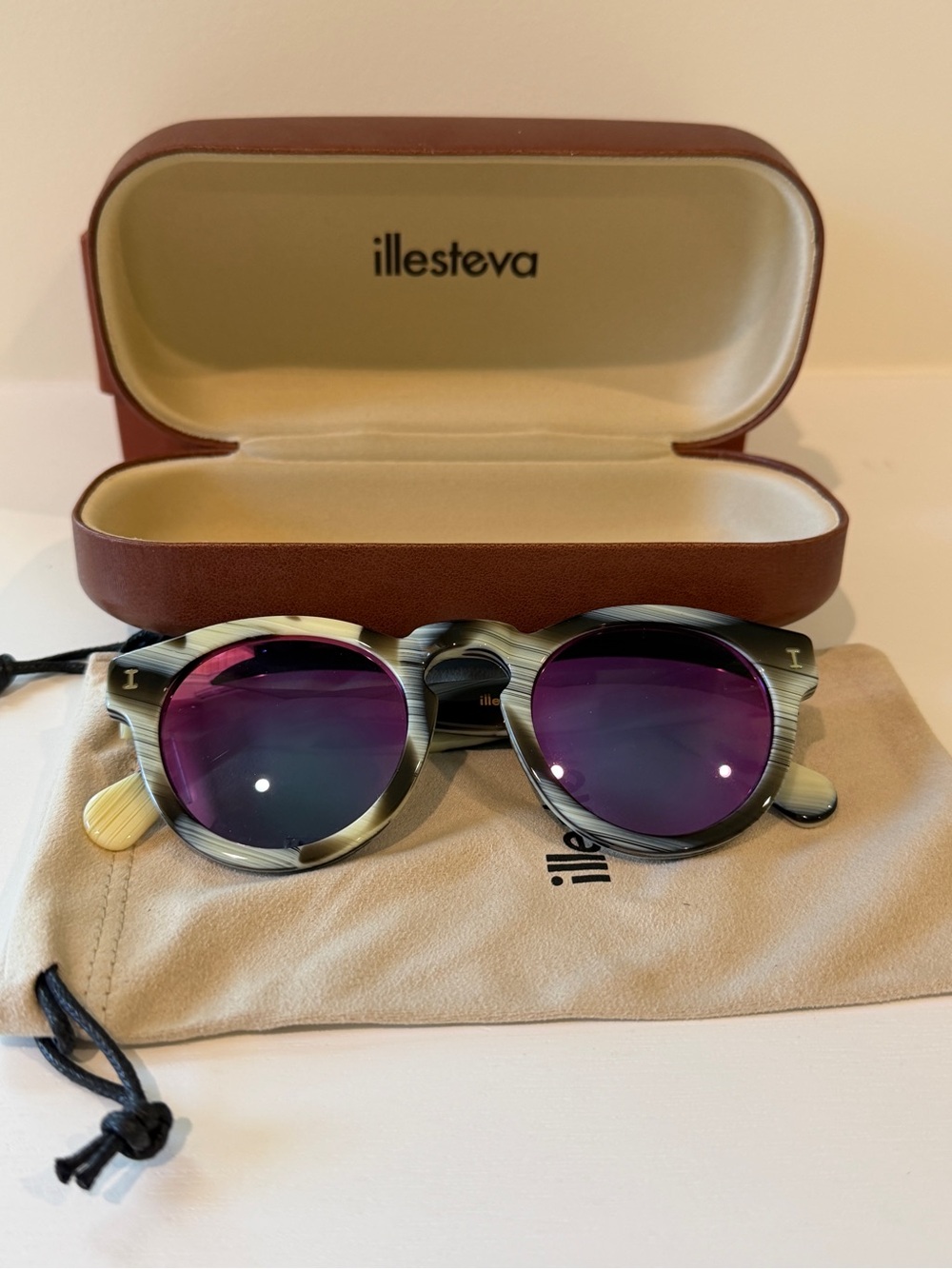 Illesteva Leonard Round Sunglasses - Green Marble Frame